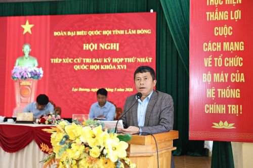 Phó Giám đốc Sở Xây dựng Hoàng Anh Tuấn trao đổi, trả lời kiến nghị của cử tri về tuyến Quốc lộ 27C