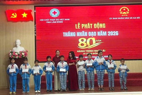 Trao học bổng cho học sinh nghèo hiếu học