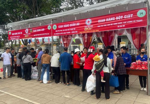 Nhiều nhu yếu phẩm đến tay người nghèo từ "Phiên chợ 0 đồng"