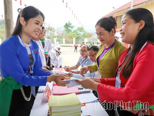 Dù còn thiếu, nhưng đội ngũ cán bộ xã Mường Vang vẫn luôn cố gắng, nỗ lực hoàn thành tốt nhiệm vụ được giao.