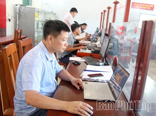 Cán bộ Trung tâm Phục vụ hành chính công xã Yên Sơn nỗ lực hết mình nhằm nâng cao chất lượng công vụ phục vụ Nhân dân.