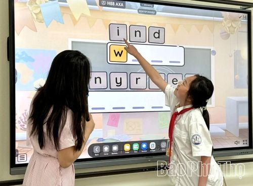 Học sinh Trường THCS Tô Hiệu tương tác trực tiếp với bài giảng trên màn hình thông minh trong giờ học, tạo không khí học tập sôi nổi, chủ động.