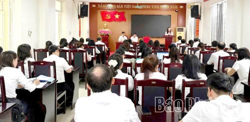 Hội nghị triển khai công tác chuyển đổi số tại Trường THPT Đồng Đậu với sự tham gia của cán bộ, giáo viên toàn trường