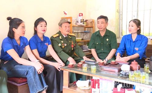 Đoàn viên, thanh niên xã Lương Sơn thực hiện các hoạt động tri ân cựu chiến binh từng tham gia chiến đấu tại chiến dịch Điện Biên Phủ.