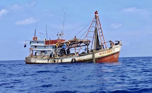 Giữa mênh mông sóng nước, lá cờ đỏ sao vàng trên mũi tàu là hình ảnh quen thuộc, đồng hành với ngư dân trong mỗi chuyến vươn khơi - Ảnh: T.A
