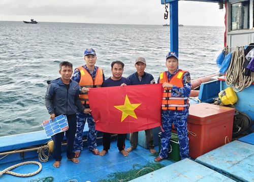 Hải đội 202, Bộ Tư lệnh Vùng Cảnh sát biển 2 trao tặng cờ Tổ quốc cho ngư dân - Ảnh: T.A