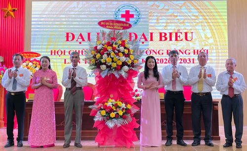 Đại diện lãnh đạo phường Đồng Hới tặng hoa chúc mừng đại hội - Ảnh: H.Tr