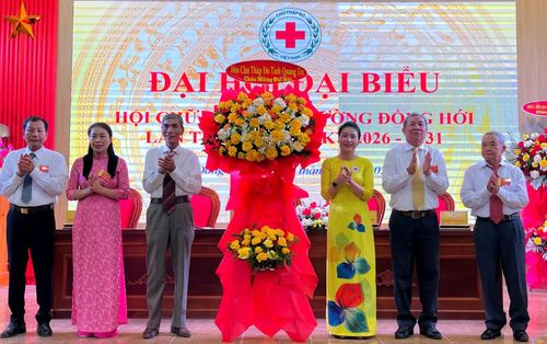 Lãnh đạo Hội Chữ thập đỏ tỉnh tặng hoa chúc mừng đại hội - Ảnh: H.Tr