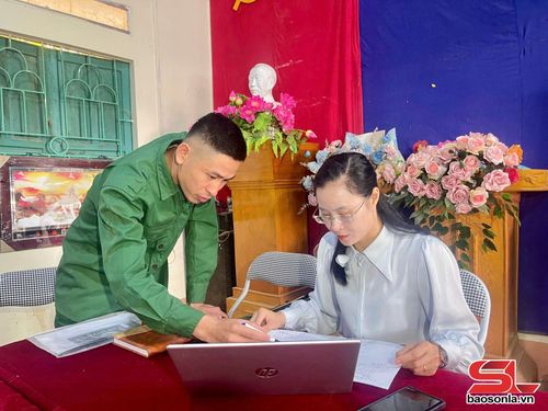 Lãnh đạo xã Gia Phù kiểm tra, giải quyết các kiến nghị của nhân dân.