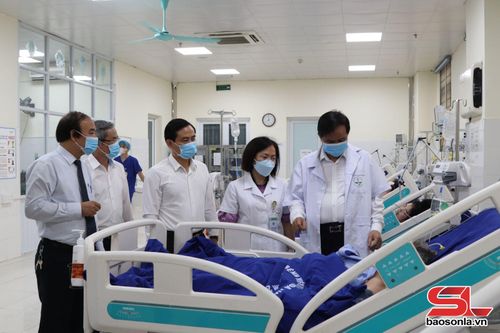 Lãnh đạo Bệnh viện Bạch Mai và Sở Y tế khảo sát tại Bệnh viện Đa khoa tỉnh.