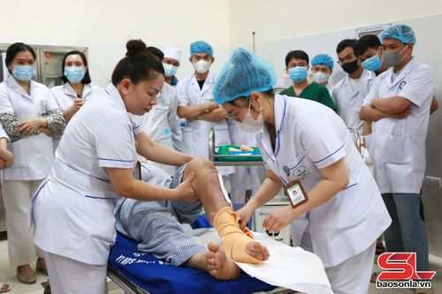 Bác sĩ Bệnh viện Bạch Mai Đào tạo quản lý vết thương tại Bệnh viện Đa khoa tỉnh. Ảnh: Hoài Trang (CTV)