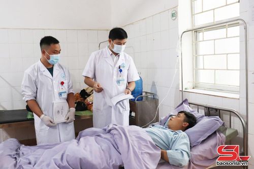 Bác sĩ Bệnh viện Đa khoa Quỳnh Nhai chăm sóc sức khỏe người bệnh.