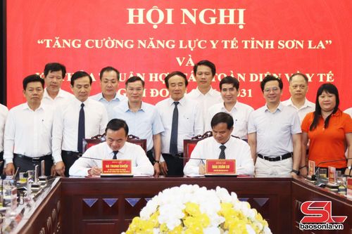 Lãnh đạo UBND tỉnh và Bệnh viện Bạch Mai Ký thỏa thuận hợp tác toàn diện về y tế. Ảnh PV.
