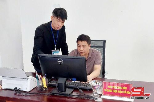 Người dân thực hiện số hóa hồ sơ tại Trung tâm Phục vụ hành chính công xã Sông Mã. 