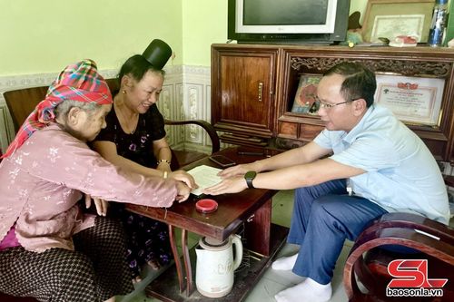 Chuyên viên Trung tâm Phục vụ hành chính công xã Sông Mã hỗ trợ tiếp nhận hồ sơ giải quyết TTHC tại nhà đối với người trên 75 tuổi.