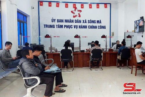 Trung tâm Phục vụ hành chính công xã Sông Mã giải quyết thủ tục hành chính cho người dân.