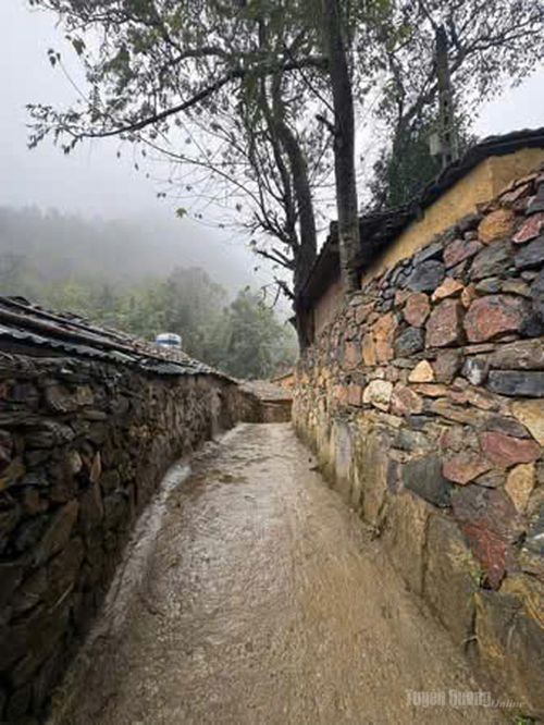 Hàng rào đá - Con đường đưa ta vào làng.
