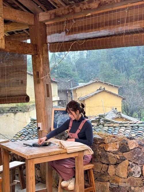 Du khách trải nghiệm vẽ hoa văn trên vải lanh.