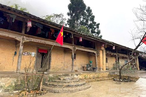 Những nếp nhà trình tường với đồ dùng sản xuất và sinh hoạt của người Mông.
