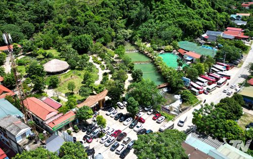 Tỉnh Thái Nguyên đang chuẩn bị bước vào mùa du lịch năm 2026 với nhiều sản phẩm đa dạng, giàu bản sắc. Du khách đến với Thái Nguyên có thể kết hợp tham quan, nghỉ dưỡng và trải nghiệm văn hóa. Trong ảnh: Điểm du lịch hang Phượng Hoàng - suối Mỏ Gà (xã Võ Nhai) thu hút đông đảo du khách.