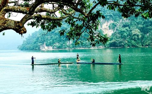 Hồ Ba Bể được bao bọc bởi rừng nguyên sinh và hệ thống hang động phong phú, sở hữu hệ sinh thái đa dạng cùng cảnh quan thiên nhiên hùng vĩ, luôn hấp dẫn du khách.