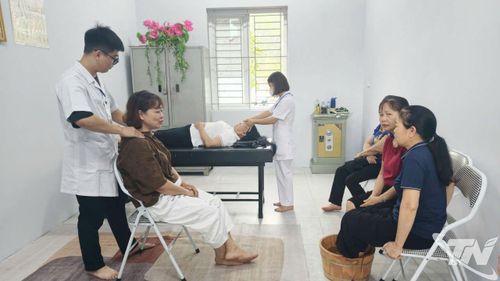 Bác sĩ Bệnh viện A Thái Nguyên khám bệnh, tư vấn biện pháp chăm sóc sức khỏe cho người cao tuổi ở phường Quyết Thắng.