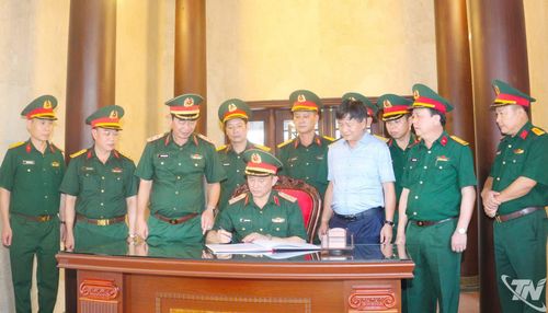 Trung tướng La Công Phương ghi sổ lưu niệm tại Khu tưởng niệm Đại tướng Võ Nguyên Giáp.