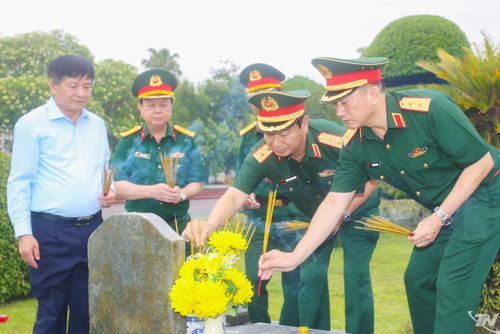 Đoàn công tác của Quân khu 1 dâng hương tưởng niệm các Anh hùng liệt sĩ tại Nghĩa trang Liệt sĩ quốc gia A1 - Điện Biên Phủ.