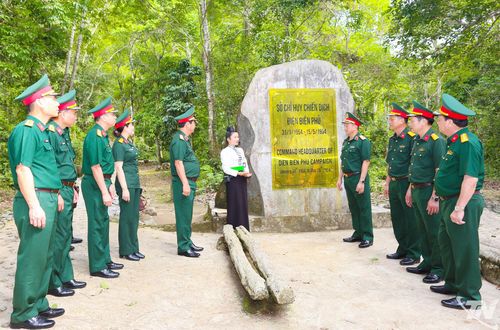 Đoàn công tác tham quan Sở Chỉ huy Chiến dịch Điện Biên Phủ.