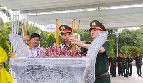 Đoàn công tác dâng hương tưởng niệm các Anh hùng liệt sĩ tại Nghĩa trang Liệt sĩ Tông Khao - Điện Biên Phủ.