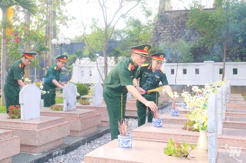 Trung tướng La Công Phương thắp hương tưởng niệm các Anh hùng liệt sĩ tại Nghĩa trang Liệt sĩ Him Lam - Điện Biên Phủ.