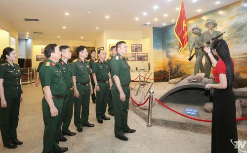 Đoàn công tác của Quân khu 1 tham quan Bảo tàng Chiến thắng lịch sử Điện Biên Phủ.