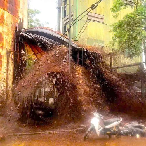 Bể chứa mật mía của Công ty CP Mía đường Sông Lam sau khi bị sét đánh vỡ chiều 3/5.
