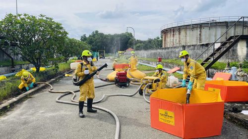  Các cán bộ Trung tâm SOS ứng cứu sự cố tràn xăng trên diện rộng trong điều kiện nguy cơ cháy nổ cao tại một tổng kho trên địa bàn một tỉnh phía Nam hồi giữa tháng 8/2025. (Ảnh: Trung tâm SOS) 