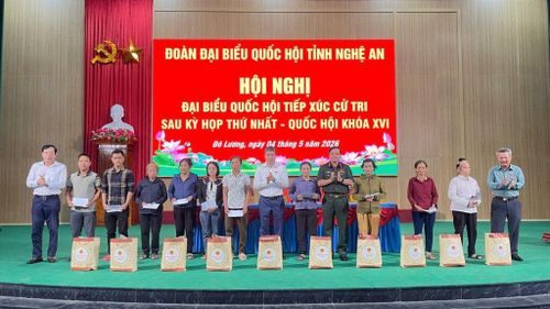 Đoàn ĐBQH tỉnh Nghệ An trao quà cho các hộ nghèo, hộ có hoàn cảnh khó khăn tại hội nghị tiếp xúc cử tri ở xã Đô Lương