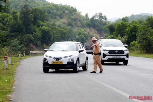 Làm việc với lực lượng chức năng tài xế Nguyễn Quốc Hùng cho biết, bản thân điều khiển xe taxi nhưng do sơ suất không chú ý quan sát biển báo nên đã vi phạm tốc độ, vượt khoảng gần 10 km/h so với quy định. 