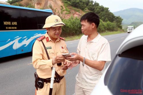 "Sau sự việc này, tôi sẽ rút kinh nghiệm, chú ý hơn đến biển báo và tuân thủ đúng quy định về tốc độ, giữ khoảng cách an toàn, để không tái phạm và bảo đảm an toàn khi tham gia giao thông", tài xế Hùng cho hay.