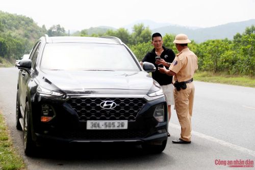 Trong ca công tác, tổ công tác đã phát hiện và lập biên bản xử lý nhiều trường hợp tài xế điều khiển ô tô chạy quá tốc độ quy định.