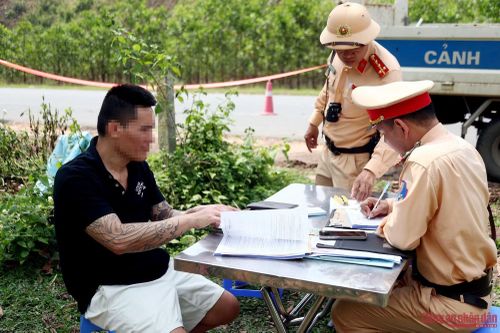 Các trường hợp tài xế ô tô vi phạm làm việc với tổ CSGT.