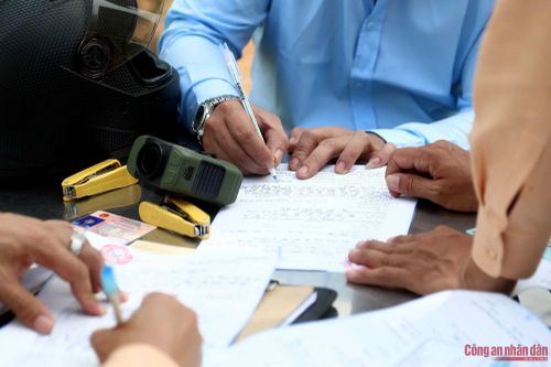 Được biết, theo số liệu của Phòng CSGT Công an TP Hà Nội, riêng trong kỳ nghỉ lễ 30/4 - 1/5 vừa qua, các đội địa bàn đã phát hiện và xử lý 4.358 trường hợp vi phạm (trên các lĩnh vực đường bộ, đường sắt, đường thủy); tạm giữ 1.387 phương tiện, tước 59 giấy phép lái xe, trừ điểm 522 trường hợp. Trong đó riêng về vi phạm tốc độ có 243 trường hợp.
