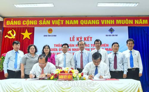Hai bên ký kết thỏa thuận hợp tác toàn diện trong sự chứng kiến của các đại biểu.