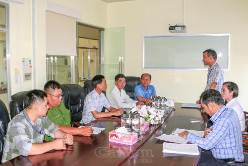 Đoàn kiểm tra liên ngành làm việc và phổ biến quy định ATTP tại Công ty Cổ phần Việt Úc.