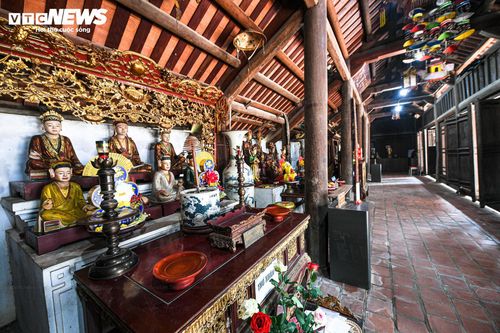 Cùng với điêu khắc gỗ, chùa Bút Tháp còn có trên 50 bức chạm đá phong phú hình chim thú, hoa, cây... với đường nét, hình khối rõ ràng, tinh tế.