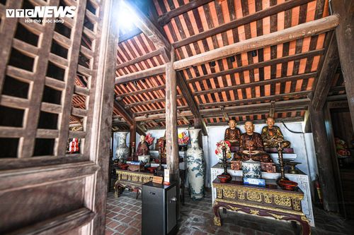 Theo tư liệu lịch sử, Chùa Bút Tháp (tên chữ là Ninh Phúc tự) được xây dựng từ thế kỷ XIII, dưới thời nhà Trần, đợt trùng tu lớn nhất vào thế kỷ XVII dưới thời Lê – Trịnh, theo kiểu “trăm gian” và có mặt bằng kiến trúc kiểu “nội công ngoại quốc” gồm nhiều lớp nhà song song, liên kết chặt chẽ với nhau, toàn bộ công trình được bố trí hài hòa, cân đối tạo nên một tổng thể kiến trúc uy nghiêm, thanh thoát. Các hạng mục đều mang dấu ấn của thời kỳ này và giữ gần như nguyên vẹn đến ngày nay. Trong tổng thể kiến trúc đó, hệ thống tượng thờ và đồ thờ bằng gỗ Lim được tạo tác công phu, trở thành điểm nhấn nổi bật.