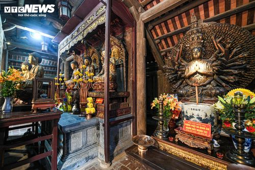 Nổi bật và được xem là độc nhất vô nhị ở Việt Nam là pho tượng Phật Quan Âm nghìn tay nghìn mắt, đây là một kiệt tác hàng đầu về nghệ thuật tạc tượng làm nổi bật triết lý nhà Phật. 
