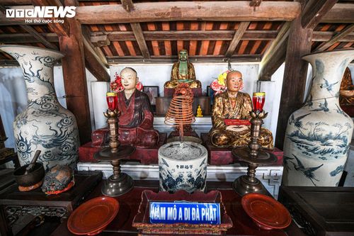 Chùa Bút Tháp còn lưu giữ gần 100 pho tượng gỗ tạc với nhiều tư thế đứng, ngồi, quỳ với nét mặt sinh động, biểu hiện nội tâm sâu sắc với ý nghĩa Phật giáo cao cả. 