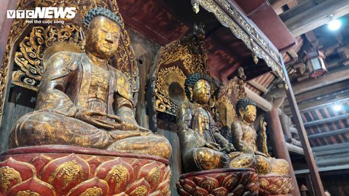 Cạnh tượng Phật bà là bộ Tam Thế, gồm Phật A Di Đà - chủ trì quá khứ, Phật Thích Ca Mâu Ni - chủ trì hiện tại và Phật Di Lặc - chủ trì tương lai. 3 pho tượng có dáng ngồi theo tư thế nhập thiền trên tòa sen. Bên dưới là bệ tượng hình khối vuông, thắt ở giữa với kết cấu ước lệ ba tầng.