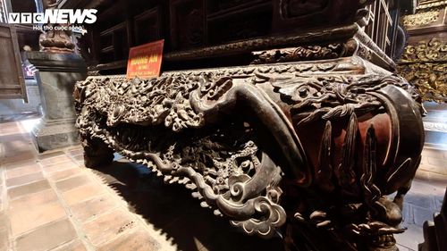 Hương án chùa Bút Tháp được công nhận bảo vật quốc gia có rất nhiều đồ án rồng kết hợp với nhau, và mỗi hình tượng rồng lại có một vẻ đẹp riêng vô cùng độc đáo. Các hương án Bút Tháp thường có những điểm chung sau: Mặt án chạm các đồ án phổ biến: rồng chầu, hoa sen, hoa dây, cúc dây, vân mây, nghê. Chân án kiểu chân quỳ dạ cá hoặc chân quỳ hồi văn, đậm phong cách chạm thế kỷ XVII.