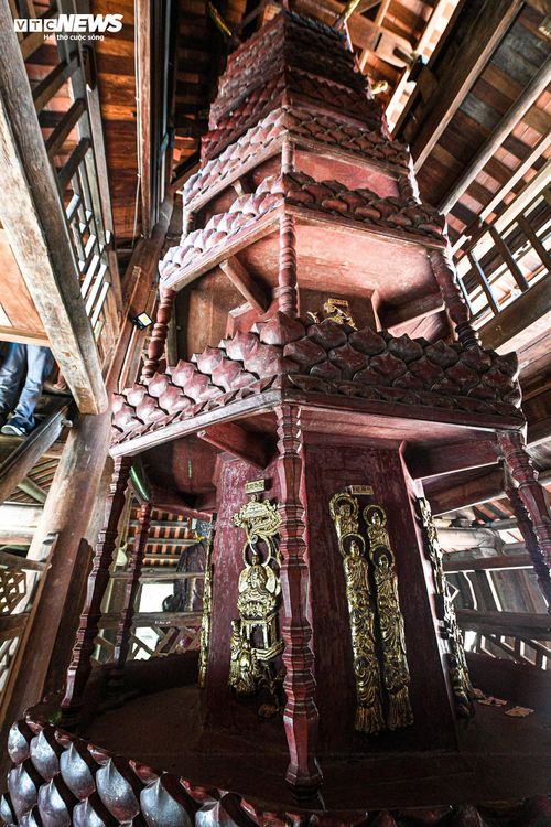 Chín tầng cối kinh tạc hàng trăm tượng phật, hoa lá, chim muông, tập trung chủ đề khuyến thiện trừ ác, giới thiệu hành trang các vị tổ thiền tông, các đại sư, các cấp độ thăng hoa trên đường lên cõi niết bàn.
