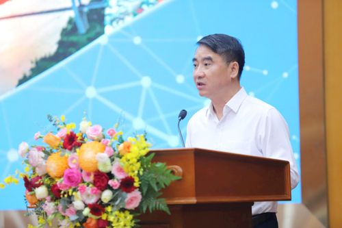 Ủy viên Ban Thường vụ Thành ủy, Phó Chủ tịch UBND thành phố Hà Nội Nguyễn Xuân Lưu trình bày tham luận tại hội nghị. Ảnh: PV